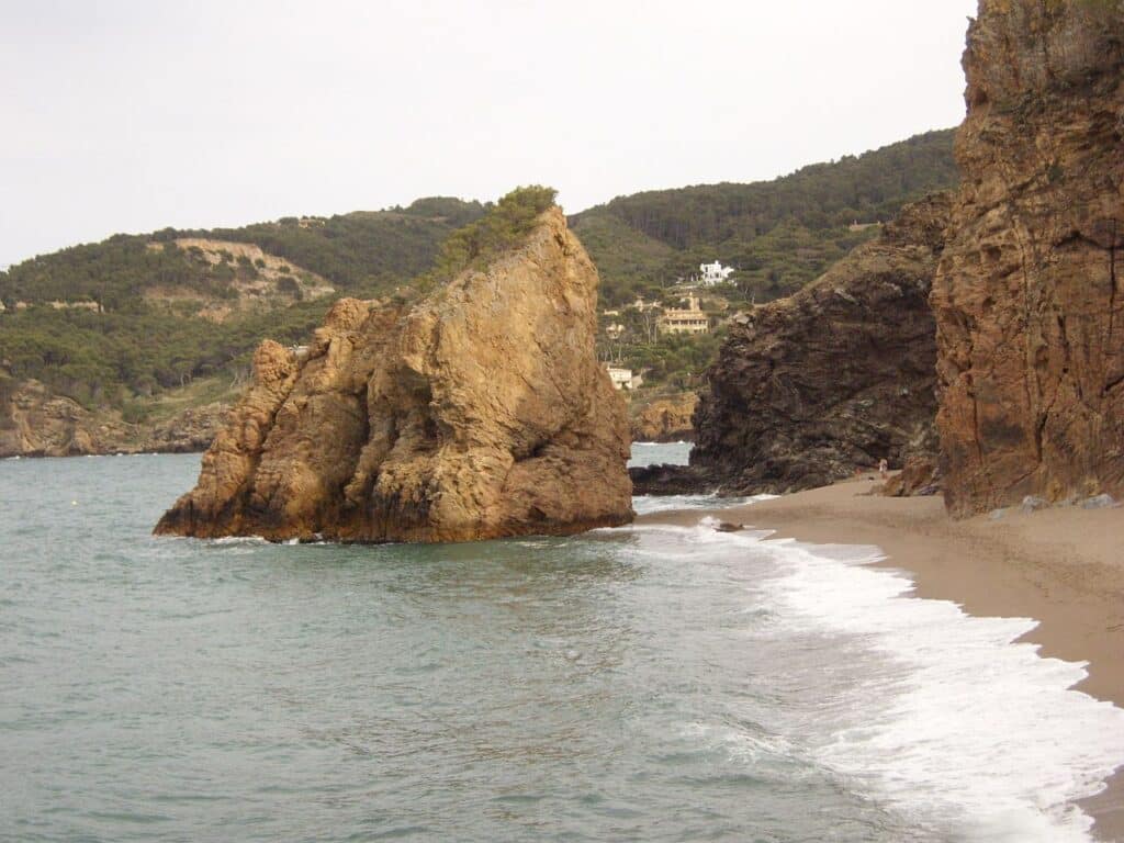 Illa Roja, pantai terpencil lainnya di Begur
